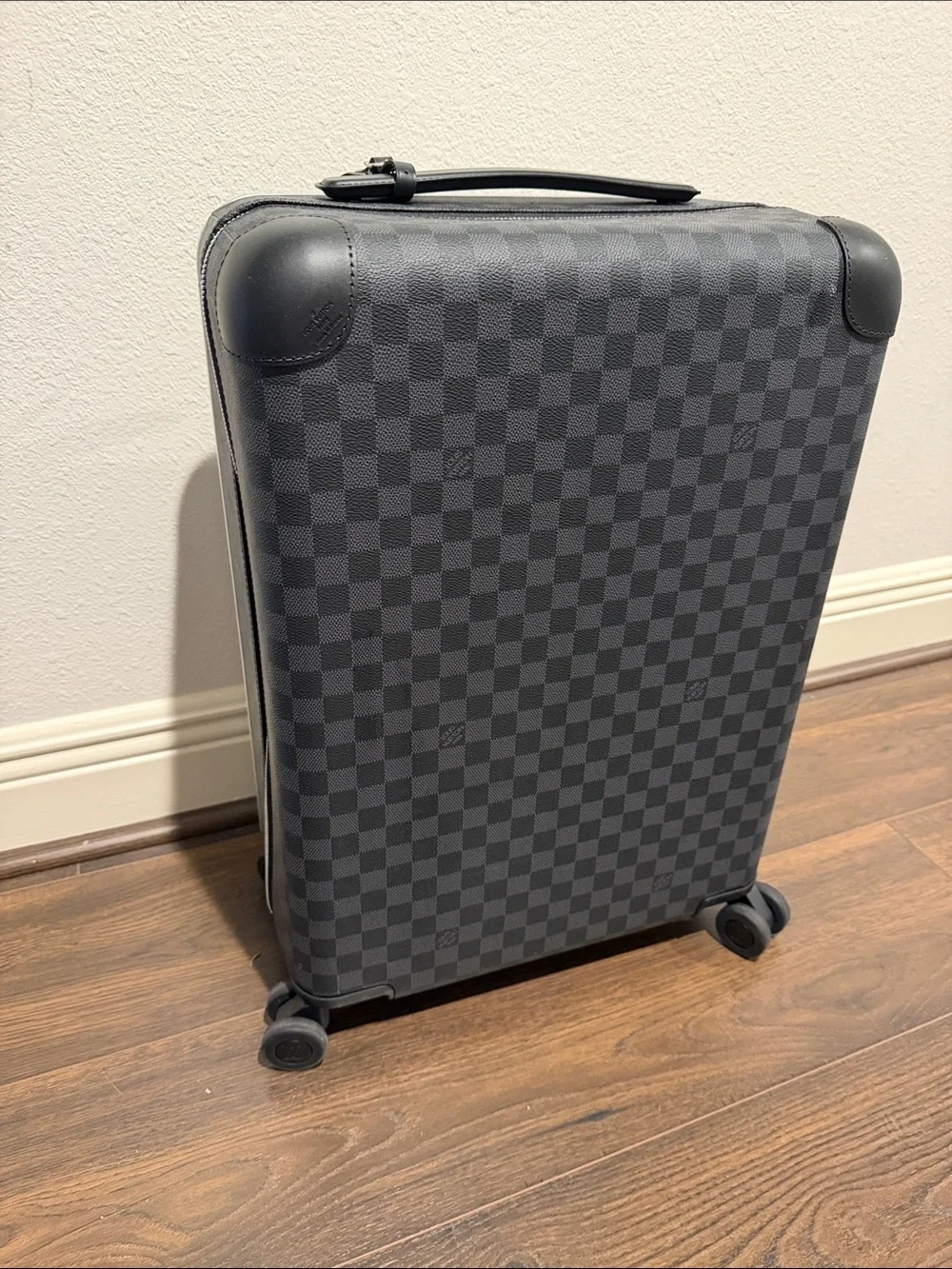 Checkerboard Louis Vuitton horizon 55 Hard-Shell Carry-On — Black